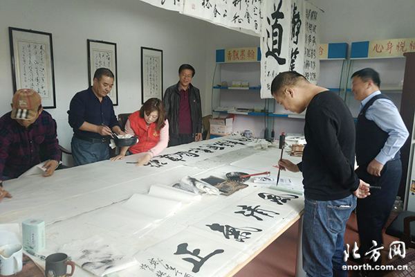 翰墨飘香聚邻里，津南聚和园社区书法交流活动促和谐